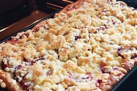 Pflaumenkuchen auf dem Blech mit Streuseln