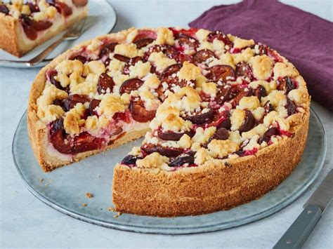 Pflaumenkuchen mit Baiser und Streuseln, Zutaten und Aufbau (Infografik)