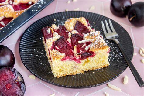 Pflaumenkuchen mit Marzipan auf Blech