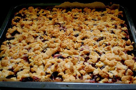 Pflaumenkuchen mit Marzipanstreuseln auf Blech