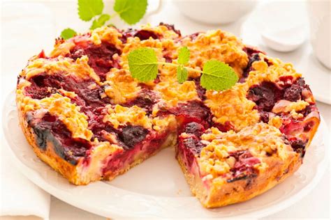 Pflaumenkuchen mit Pudding und Streuseln
