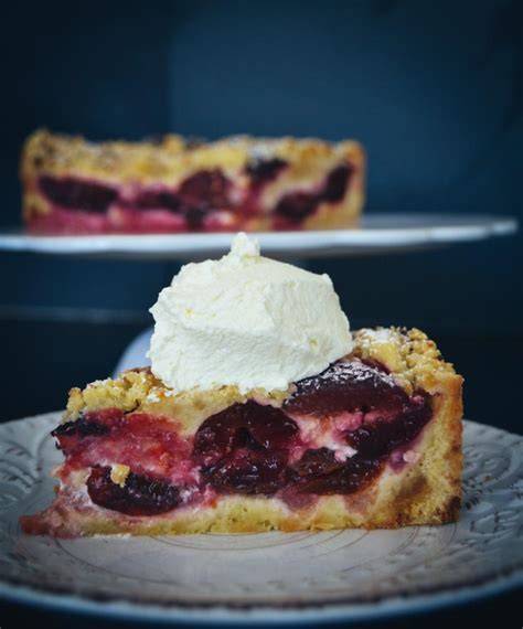 Pflaumenkuchen mit Sahne auf der Kaffeetafel