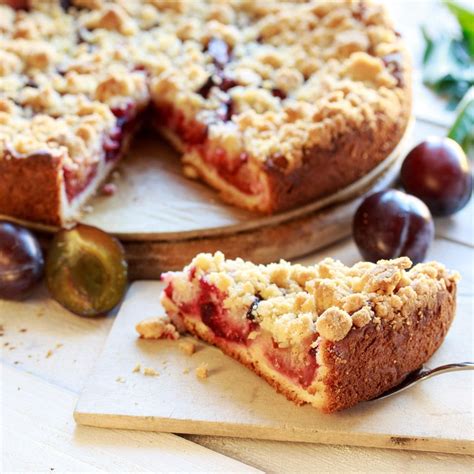 Pflaumenkuchen mit Streuseln auf Kuchengitter