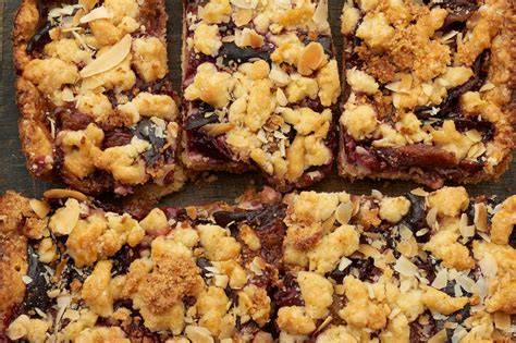 Pflaumenkuchen mit Streuseln frisch aus dem Ofen