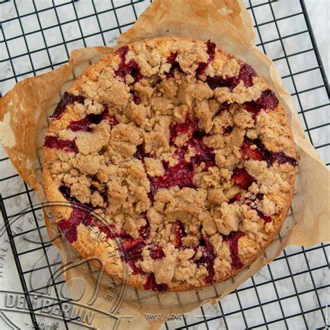 Pflaumenkuchen mit knusprigen Zimtstreuseln im Anschnitt