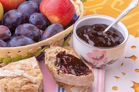 Pflaumenmarmelade auf Brot mit Waffeln