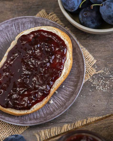 Pflaumenmus als Brotaufstrich auf Brötchen