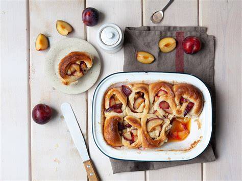 Pflaumenschnecken mit Marzipan auf einer Holzplatte