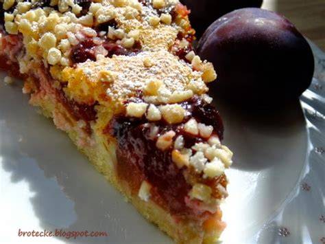 Pflaumentarte mit Marzipan angerichtet auf Teller