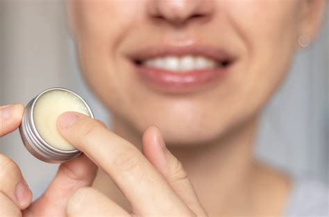 Pflegebalsam im Tiegel und Lippenpflege-Anwendung