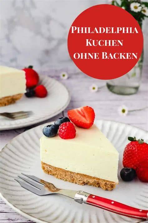 Philadelphia Käsekuchen angerichtet auf Tortenplatte mit Beeren