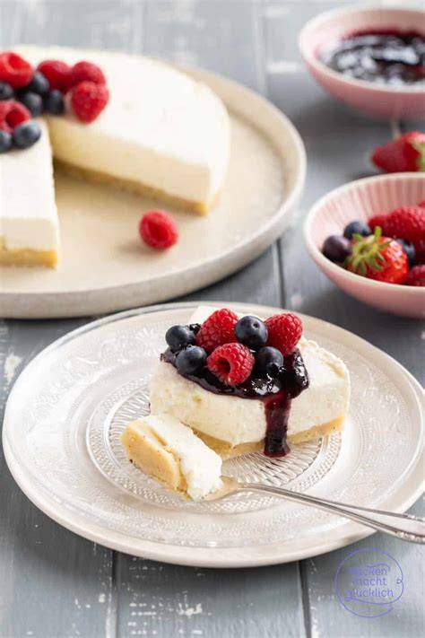 Philadelphia No Bake Low Carb Torte, dekoriert mit frischen Beeren