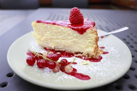 Philadelphia Torte geschnitten auf Teller