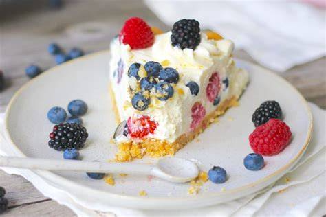 Philadelphia Torte mit Löffelbiskuitboden und Früchten