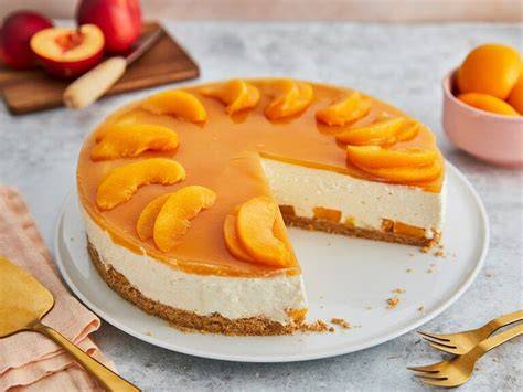 Philadelphia Torte mit Pfirsich und Eierlikör, angeschnitten