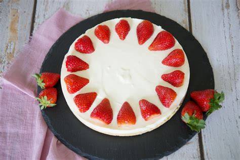Philadelphia Torte mit frischen Erdbeeren, Schichten und Dekoration