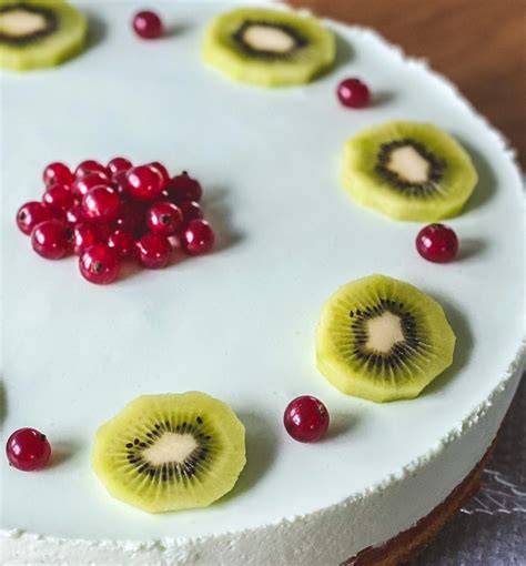 Philadelphia Torte mit verschiedenen Früchten und Mandelblättchen