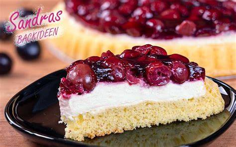 Philadelphia-Blechkuchen: Schichtenstruktur (Rührteigboden, Frischkäsecreme, Kirschspiegel)