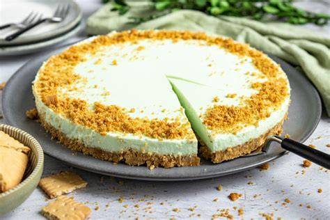 Philadelphia-Torte mit Rhabarber angeschnitten