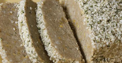 Pişmaniye - fadenförmige Süßigkeit neben klassischem Tahini-Halva