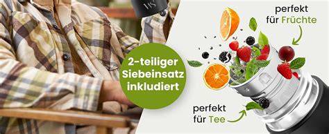 Picknick-Szene: Aufgeschnittener Schoko-Sprudelkuchen, Thermoskanne, Früchte