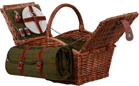Picknickkorb mit Kühltasche, Decke, Geschirr und Snacks als ideale Ausrüstung
