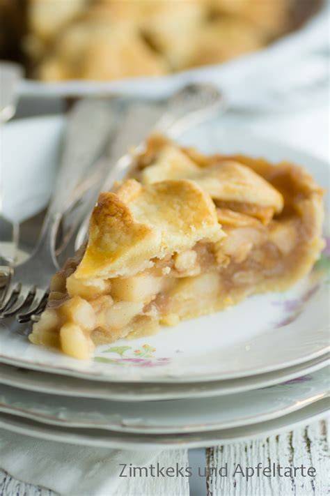 Pie mit Nashi-Birnen und Gewürzen, frische Pie-Stücke