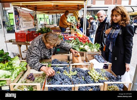 Piemont-Haselnüsse auf einem Markt