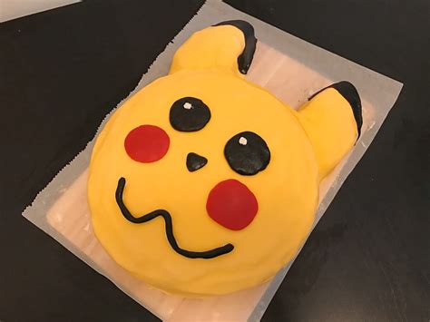 Pikachu Torte mit Fondant verzieren