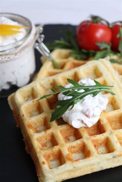 Pikante Käsewaffeln mit Kräuterfrischkäse Dip