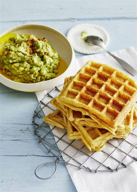 Pikante Maiswaffeln mit Guacamole und Koriander