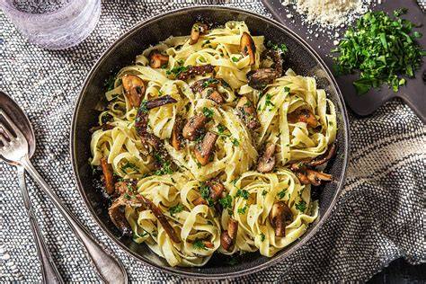 Pilz-Fettuccine mit Trüffelöl, angerichtet im Gourmet-Stil
