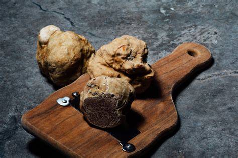 Pilze und Trüffel auf Holzbrett