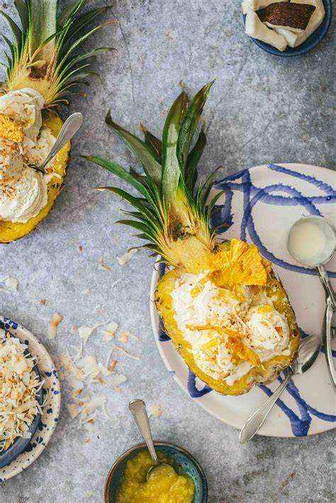 Pina Colada Eis mit Ananasscheibe garniert