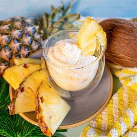 Pina-Colada-Creme im Glas mit Kokosraspeln