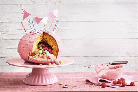 Pinata Torte Backform und gut eingefettete Schüsseln