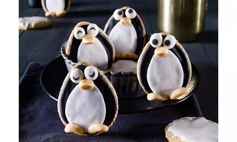 Pinguin Plätzchen dekoriert mit Zuckerguss und Zuckeraugen