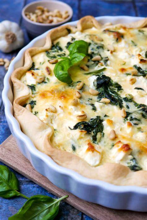 Pinientorte in Tarteform, mit Pinienkernen bestreut