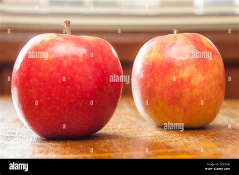 Pink Lady Äpfel auf einem Holztisch
