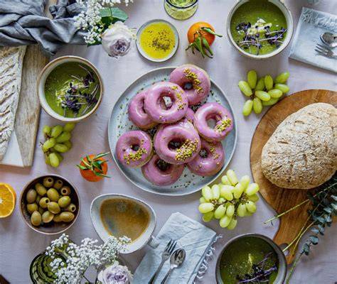 Pinke Donuts als Highlight auf dem Kaffeetisch