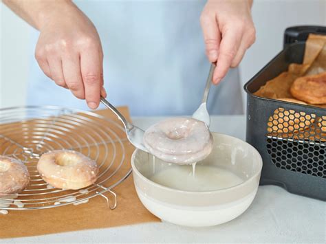 Pinke Glasur bei Donuts Schritt für Schritt