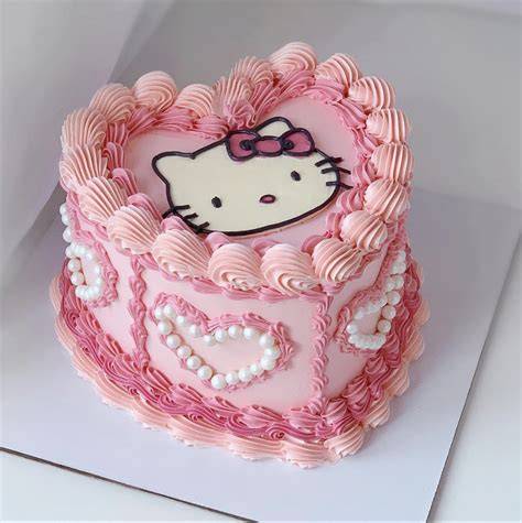 Pinker Hello Kitty Kuchen mit Buttercreme und Fondant