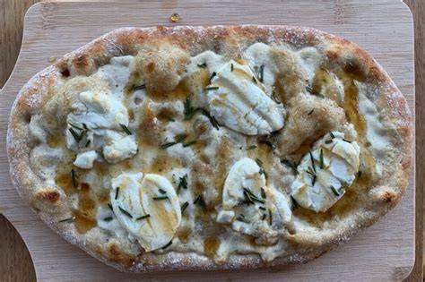 Pinsa belegen mit Ziegenkäse, Birne und Speck