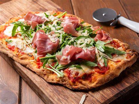 Pinsa mit frischem Belag und Rucola