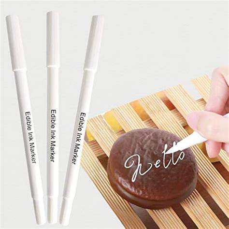Pinsel, Lebensmittelfarbstifte und Pulverfarbe zum Beschriften von Fondant