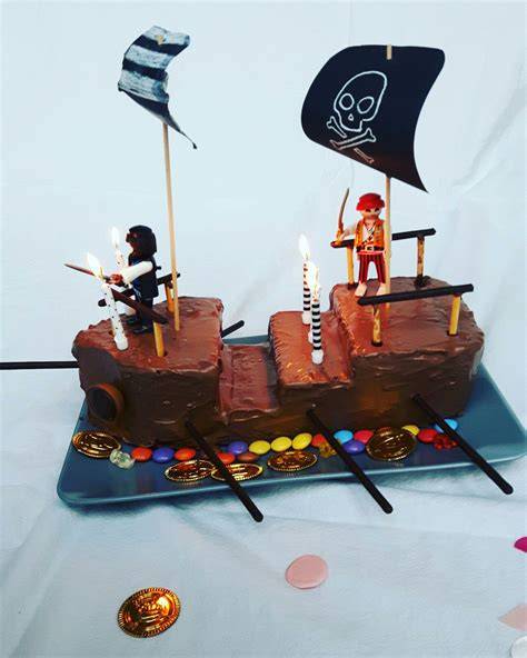 Piratenschiff Torte mit Fondantdekor und Figuren