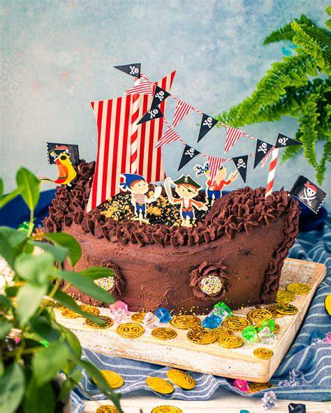 Piratenschiff aus Kastenkuchen vor dem Verzieren
