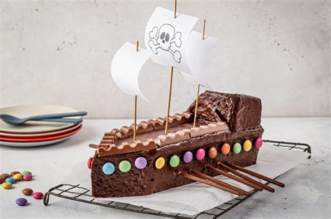 Piratenschiff-Kuchen mit Schokowaffeln als Reling und Schokosticks als Ruder
