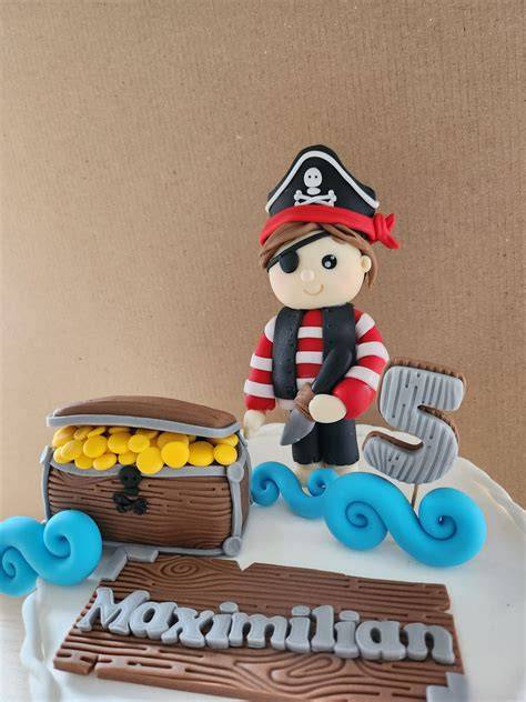 Piratentorte mit Fondant-Figuren: Oktopus, Schatztruhe, Anker