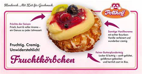 Piratentorte mit verschiedenen Cremedeckschichten und frischen Früchten dekoriert